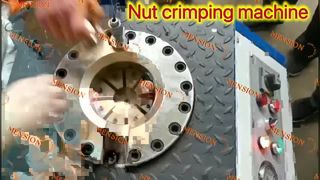 Moer krimpmachine; Demonstratie van het krimpen van moeren